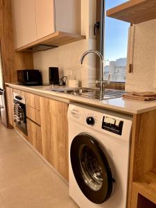 una lavadora en una cocina con fregadero en 9 Muses Holiday apartments, en Lárnaca