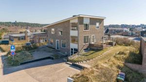 een luchtzicht op een bakstenen appartementencomplex bij Vernieuwd Zeezicht Villa Duin Suite in Bergen aan Zee