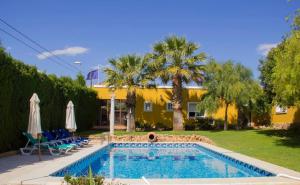 Bazén v ubytování Hotel Iris La Eliana nebo v jeho okolí