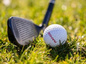 Kemudahan golf di hotel atau berdekatan