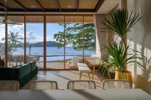 恰洛克拉姆Adika Beach Villas的一间可以看到水景的客厅