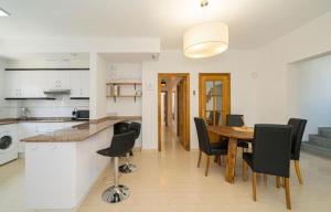 a kitchen and dining room with a table and chairs at Casa Violetta in Alicante