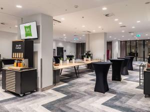 Televízia a/alebo spoločenská miestnosť v ubytovaní Ibis Styles Wroclaw Centrum