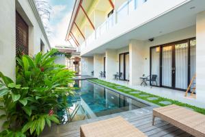 einen Innenhof mit einem Pool in einem Haus in der Unterkunft Cove Ransha Stay in Sanur + 23 Fotos