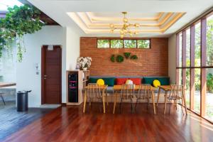 ein Wohnzimmer mit Tisch und Stühlen in der Unterkunft Cove Ransha Stay in Sanur