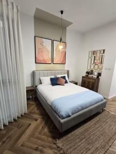 Postel nebo postele na pokoji v ubytování Sea Suites - סוויטות מהממות עם מרפסת ליד המרינה באשקלון + 44 fotografií