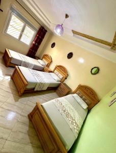 En eller flere senge i et værelse på Nador cornich calme