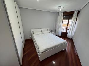 En eller flere senge i et værelse på Piso con Garaje en Cartes