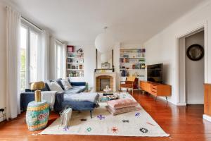 un soggiorno con divano blu e camino di Charming Property with Open Views a Parigi