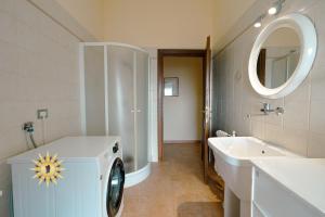 a bathroom with a washing machine and a sink at Casa dell'Artista - Ampio appartamento in zona tranquilla e centrale in Iglesias