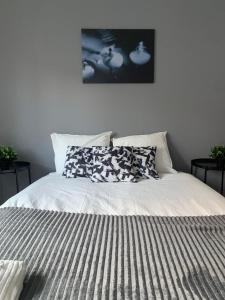 Una cama blanca con dos almohadas encima. en Central Lisbon rooms, best location for tourists, en Lisboa