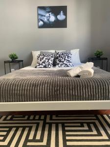 Un dormitorio con una cama grande con dos almohadas. en Central Lisbon rooms, best location for tourists, en Lisboa