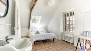 En eller flere senge i et værelse på Villa Emeraude 5 bedrooms