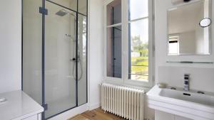 Et badeværelse på Villa Emeraude 5 bedrooms + 12 billeder