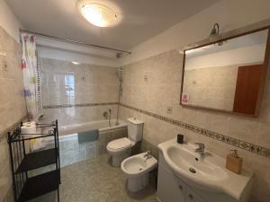 A bathroom at Ali