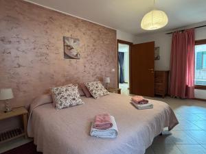 A bed or beds in a room at Ali