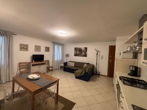 A kitchen or kitchenette at Ali