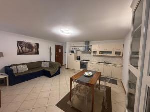 A kitchen or kitchenette at Ali
