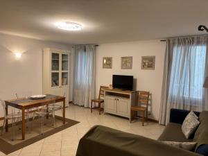 A television and/or entertainment centre at Ali