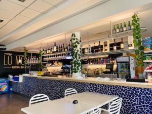 a restaurant with a counter with a table and chairs at Camping Lo Monte in Pilar de la Horadada