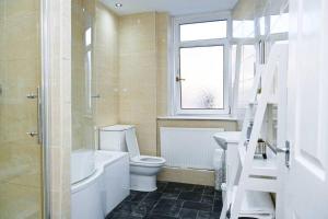 une salle de bain avec toilettes, lavabo et fenêtre dans l'établissement Humble Home NE - Short & Long stay or Contractors, à Gateshead 21 autres photos