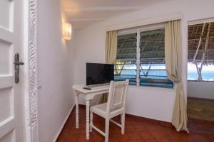 Μια τηλεόραση ή/και κέντρο ψυχαγωγίας στο Ocean View Apartment