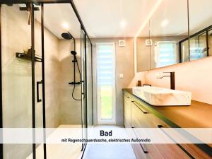 a bathroom with a sink and a shower at Wohlfühlparadies Moritz, Stuer - Strandnah am Plauer See mit Wlan und Parkplatz in Stuer
