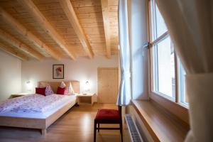 een slaapkamer met een bed en een groot raam bij Obereggerhof - Urlaub auf dem Bauernhof - Ferienwohnungen - Gitschberg Jochtal - Rio di Pusteria in Valles