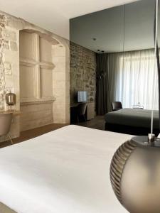 Postel nebo postele na pokoji v ubytování Hôtel de Tourrel, Saint Rémy de Provence, a Member of Design Hotels