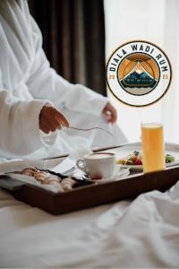 een dienblad met eten en drinken op een tafel bij Diala luxury wadi rum in Wadi Rum +25 foto's