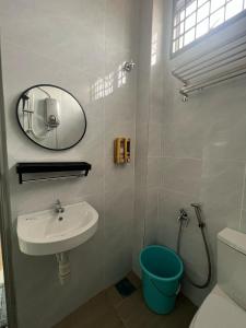 Koupelna v ubytování KUANTAN ARIEF's HOMESTAY + 13 fotografií