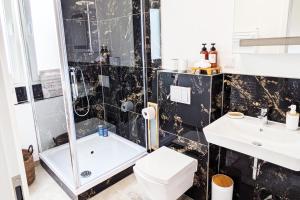 a bathroom with a shower and a toilet and a sink at Wohnung in Siegen Parkplatz WLAN Autobahn in Wilnsdorf