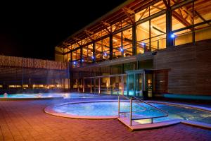 OsnagoにあるVilla Galimberti Maison De Charmeの夜間の建物前の大型スイミングプール