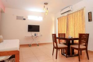 Μια τηλεόραση ή/και κέντρο ψυχαγωγίας στο Tranquil 2BHK Serviced Apartment in Siolim