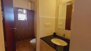 Ένα μπάνιο στο Tranquil 2BHK Serviced Apartment in Siolim