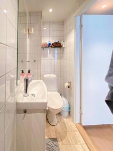 オスロにあるCentral and modern apartment at Frognerのトイレと洗面台を備えた白いバスルーム