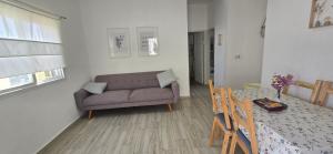 Kefar Pinesבית בכפר的客厅里有一张沙发和一张桌子。