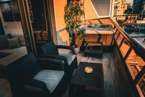 Χώρος καθιστικού στο Sea Suites -סוויטה מהממת עם ג'קוזי ונוף לים והטיילת באשקלון