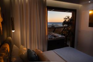 Ένα ή περισσότερα κρεβάτια σε δωμάτιο στο Sea Suites -סוויטה מהממת עם ג'קוזי ליד הים והטיילת באשקלון