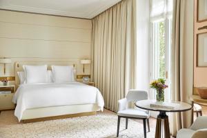 Postel nebo postele na pokoji v ubytování Four Seasons Hotel Milano