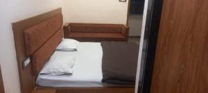 Letto o letti in una camera di Hotel Sangam sagar