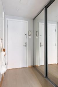 オスロにあるCentral and modern apartment at Frognerの白いドアと鏡が備わる部屋 +4枚の写真