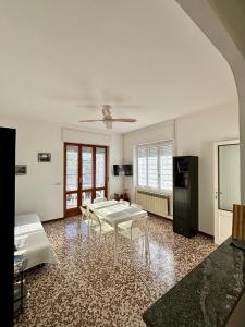 ein Wohnzimmer mit einem Tisch und Stühlen in der Unterkunft Guest House le Palme in Orta San Giulio