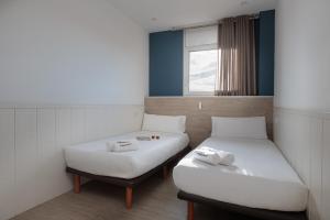 A bed or beds in a room at Enjoybcn Marina Apartment Még 27 kép