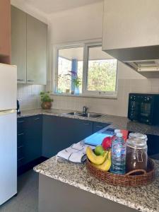 シドニーにあるOcean viewのキッチン(カウンターにフルーツバスケット付)