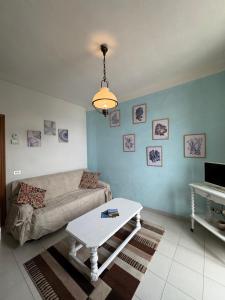 a living room with a couch and a table at Appartamento con splendida vista - Lerici Centro in Lerici