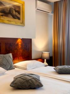una camera d'albergo con due letti e una foto a parete di Hotel Exclusive a Sarajevo