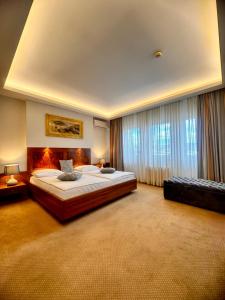 una grande camera da letto con un grande letto e un divano di Hotel Exclusive a Sarajevo
