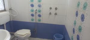 un bagno con wc e doccia di Hotel Sangam sagar a Sāgar