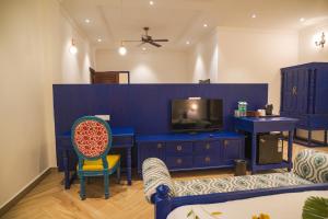 Resort Titli في سانتينيكيتان: غرفة معيشة مع خزانة زرقاء وتلفزيون